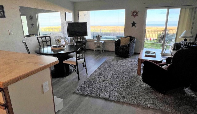 Ground floor Oceanfront 2 blocks from downtown shopping and eateries
