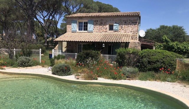 Ground floor old restored sheepfold, swimming pool, 30 minutes from Sainte Maxime, absolute calm.