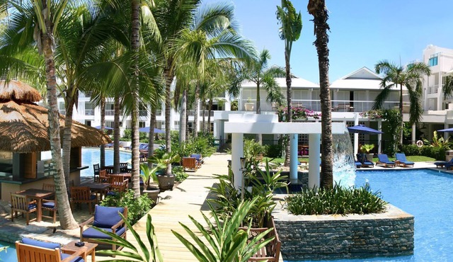 Ground floor, Poolside Luxury Apartment