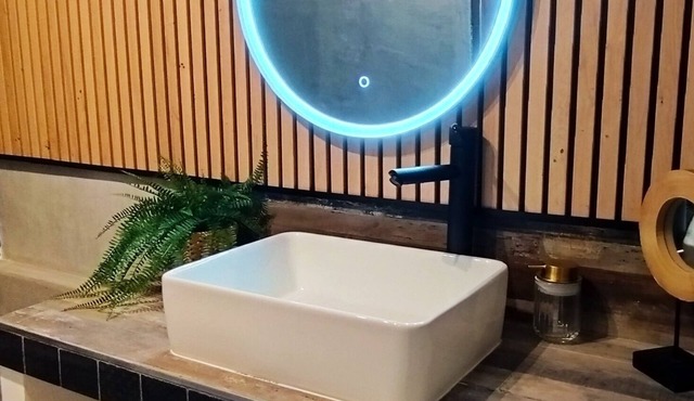 Ground floor/private jacuzzi/flower patio