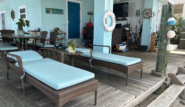 Ground floor private studio in paradise, canal front Key Largo, Ocean access.