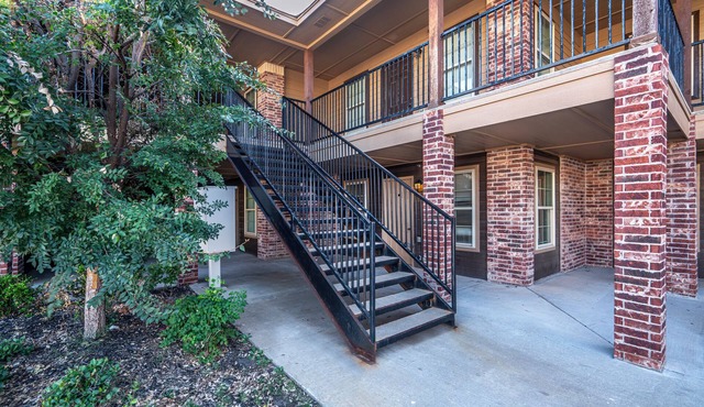 Ground Floor - Spacious 2 Bed - Reserved Parking