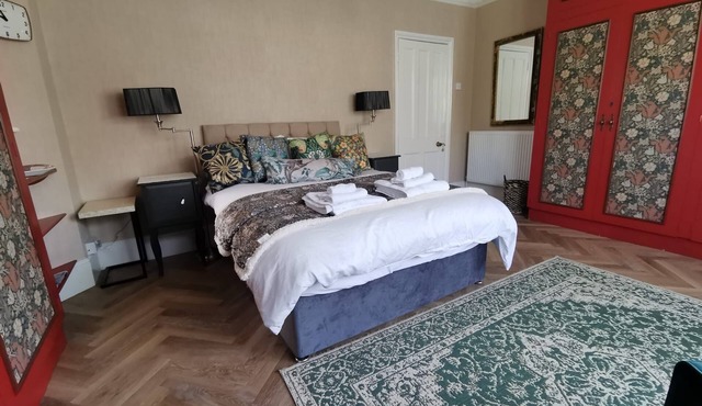 Ground floor Spacious double bed room, free parking close to seafront.