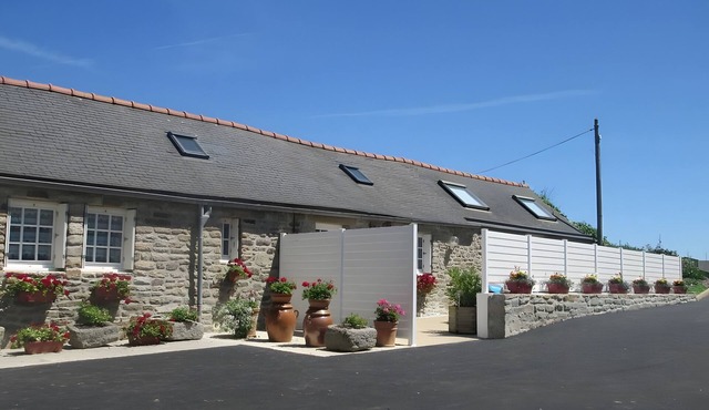 Ground-Floor Stone Cottage Between Countryside and Sea