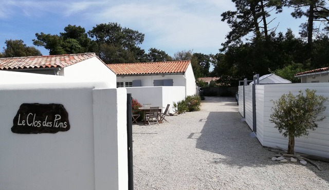 Ground floor studio, calm of the pine forest, private patio, facing south, swimming pool