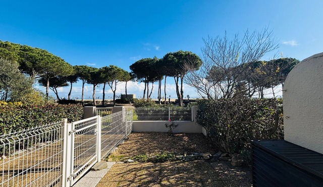 Ground floor T2 apartment facing the sea with parking