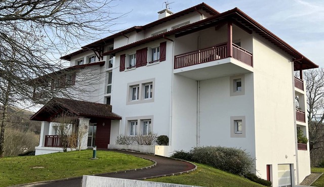 Ground floor T2 apartment with terrace, parking, and WIFI in Cambo-les-Bains