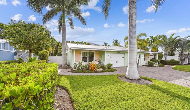 Ground Floor Two Bedroom Island Styled Home on Beautiful Anna Maria. Close to Beaches!