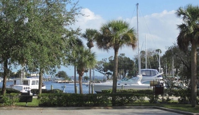 Ground Floor Unit on Beautiful Melbourne Harbor!