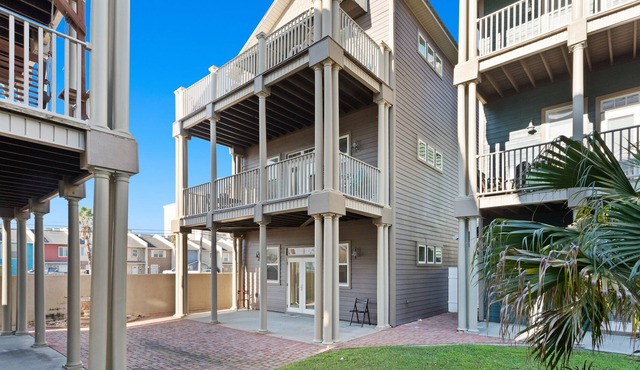 Ground floor studio w/shared pool, central AC - short walk to the beach! Dogs ok