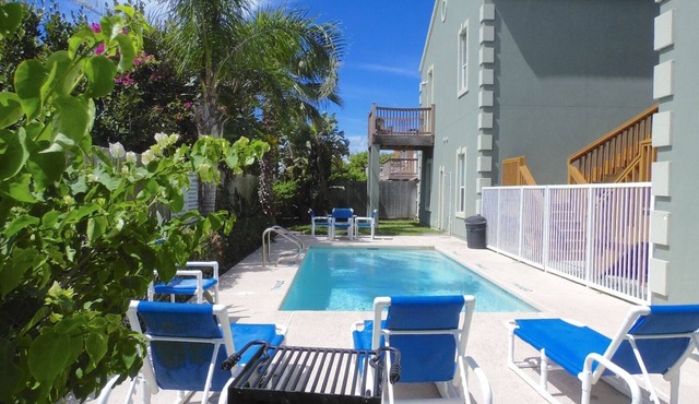 Ground Floor 2BR 2BA, Pet Friendly & Steps from the Beach!