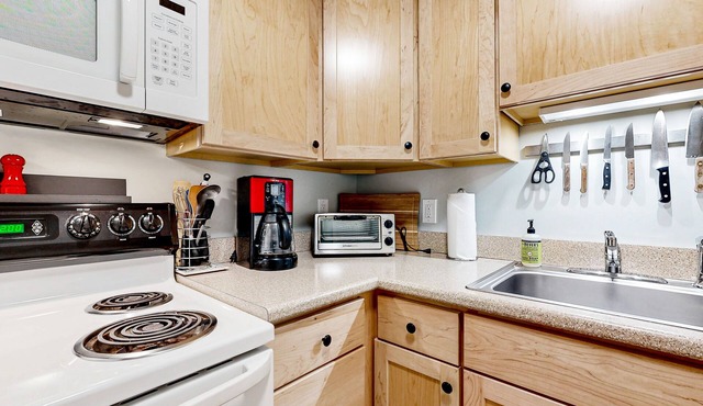 Ground-floor condo with pool, patio, and fireplace- near skiing