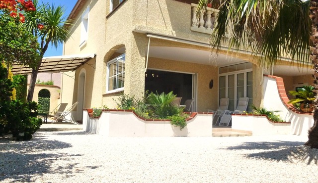 Ground floor very nice villa 200m beach, private garden, carport, WiFi, quiet area