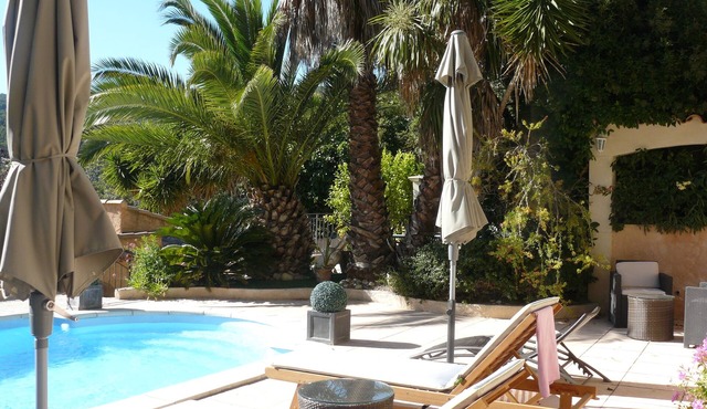Ground floor villa with pool 10 minutes from cassis.