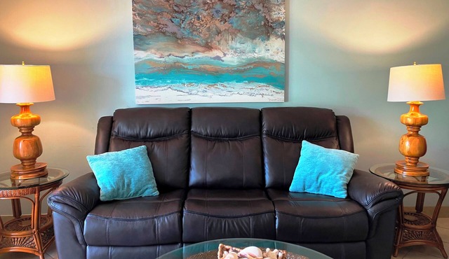 GROUND FLOOR. WALK TO VILLAGE SHOPS & RESTAURANTS, CLOSE TO BEACH- DOG FRIENDLY