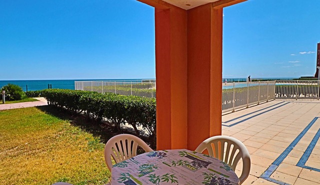 Ground floor with pool and sea access, private parking