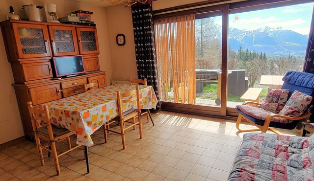 Ground Floor Apartment, South-Facing Terrace, Near Station, Sleeps 5
