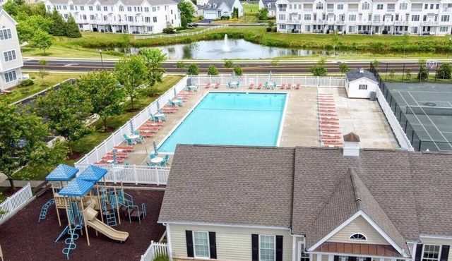 Ground Level 3BR Condo w/Pool/Gym/Parking