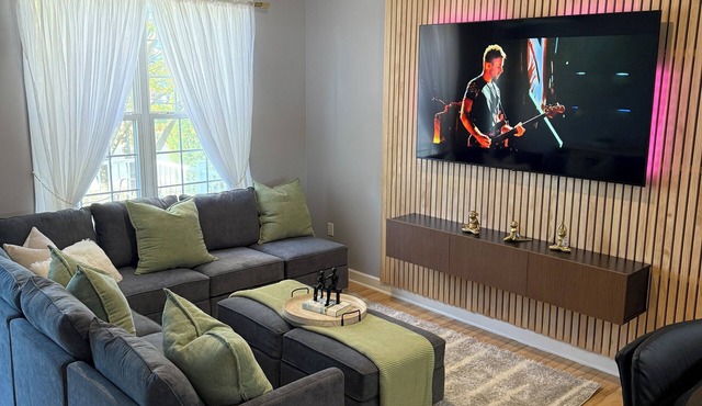 Ground-level bed and bath! Well equipped beautiful backyard and near the beach.