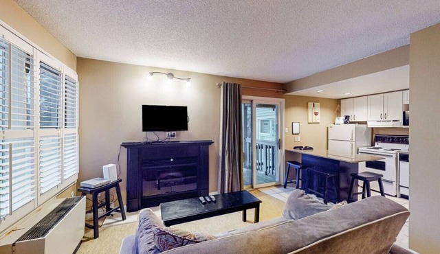 Ground Level Studio with Pool, Hot Tub, Tennis!