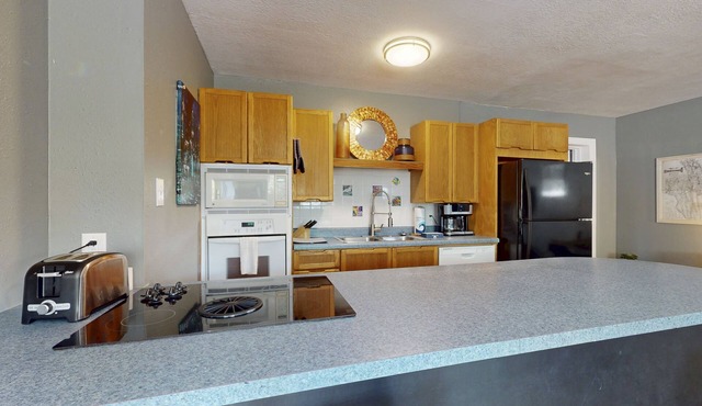 Ground-level condo w/patio, WiFi, AC, steps to the beach, near attractions