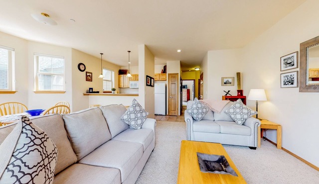 Ground-level condo w/private balcony & shared hot tub - on bus route