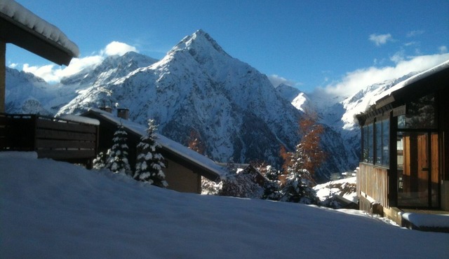 Ground level for 4 pers, superb setting 164 yards from the ski runs et the shops