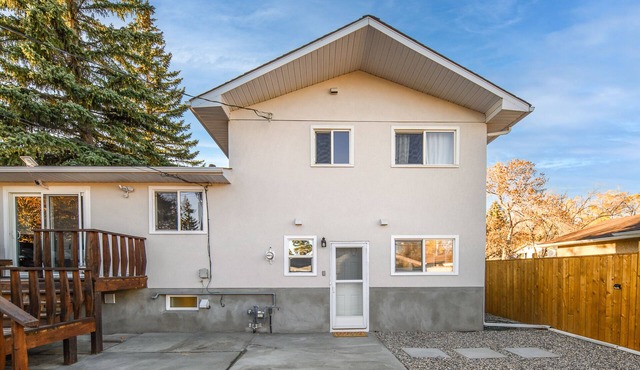 Ground-level master bedroom with attached bathroom close to the University