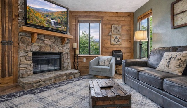 GROUND LEVEL MOUNTAIN CONDO, SHUTTLE TO SEVEN SPRINGS RESORT