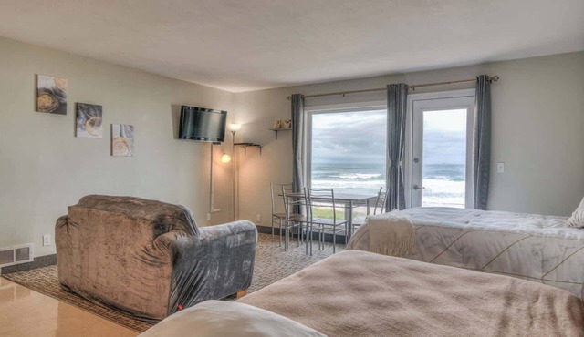 Ground Level Oceanfront Studio - Full Kitchen - Easy Beach Access - Pool & Hot Tub!