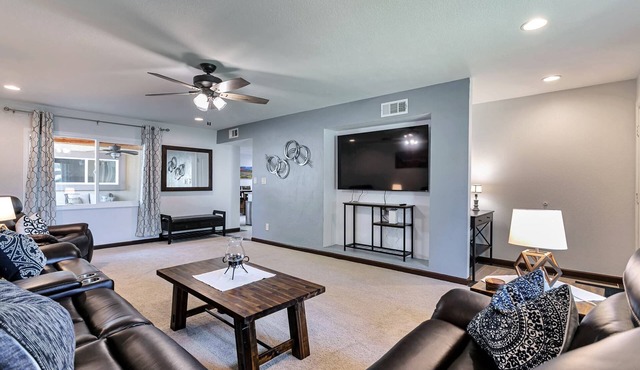 Ground level, Pool/Spa/Covered parking, Minutes to GCC & Historic Downtown Glendales dining/shopping