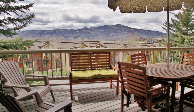 Ground Level Unit - W/D, Heated Pool, Hot Tub - Walk to Slopes