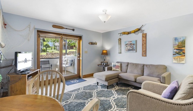 Ground-Level Waterside Suite, Pet Friendly, Community Hot Tub, Free Tickets