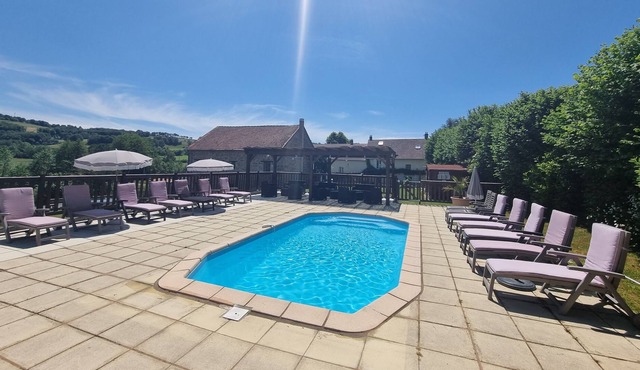 Group Accommodation - Sleeps up to 22 People, Private Heated Pool & Garden.