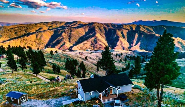 Group Basecamp for Mountain Getaway overlooking Trapper Peak w/Wifi