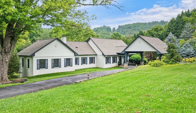 Group Estate with Pool & Hot Tub