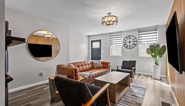 Group-Friendly 4 Bedroom/5 Bathroom Pets OK Close to Stadium 2 Car Pvt Parking