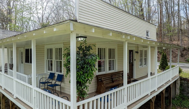Group Friendly 4 BR 6 mi to ACE/4 mi to AOTG/1.4 mi to Downtown Hot Tub