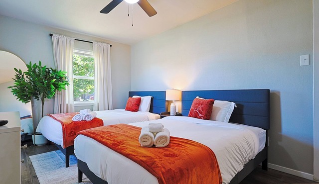 Group-Friendly 4BR Sleeps 14 Game Room Near Uptown and Galleria