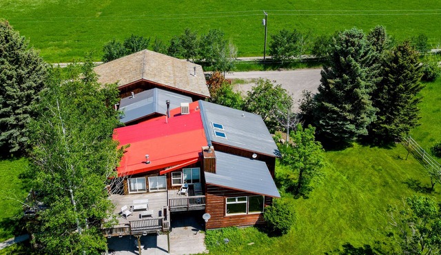 Group friendly 5 acre retreat - Mountains, Ponds, 2 homes VIEWS