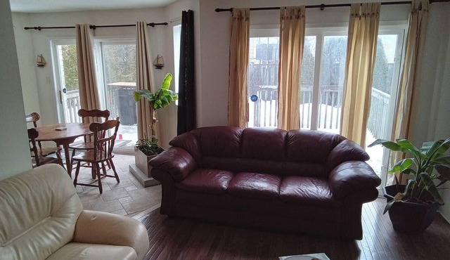 Group-Friendly 5BR 3.5BA Yard, Parking, Jacuzzi