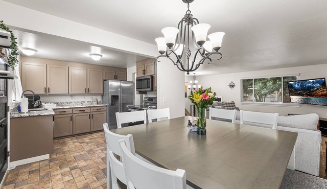 Group Friendly Castle Rock Retreat | Sleeps 13 | Games, BBQ & Patio