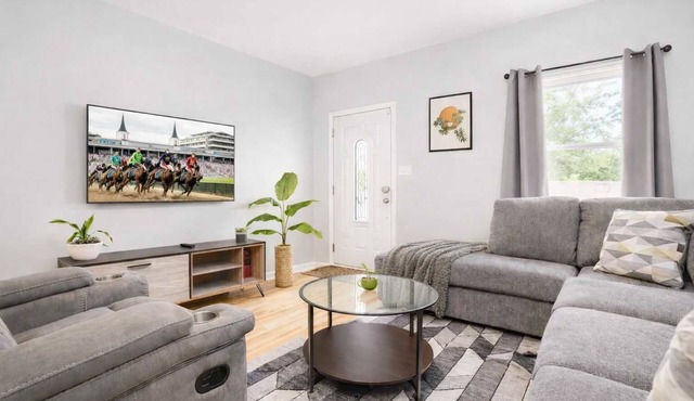 Group-friendly home near Churchill Downs for Derby