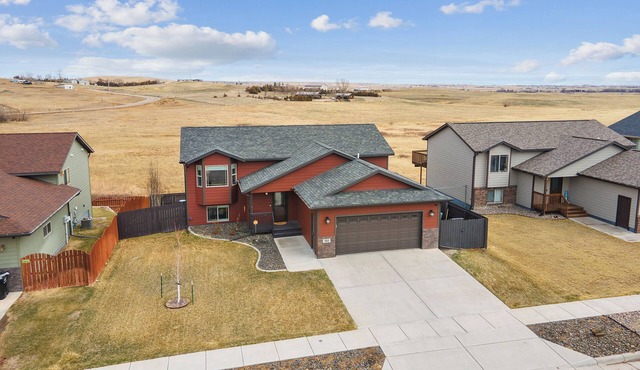 Group-Friendly Retreat - King Beds, Kitchen, Fenced Yard & Prairie Views