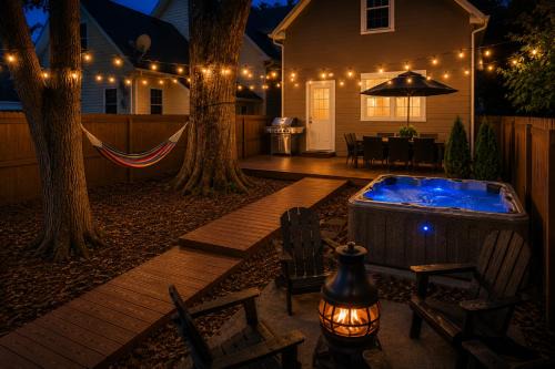 Group Fun House with Game Room & Hot Tub - Sleeps 14