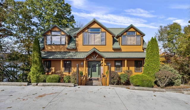 Group Gather 3 Level Cabin overlooking lake, game, private hot tub, w/d, 2 decks