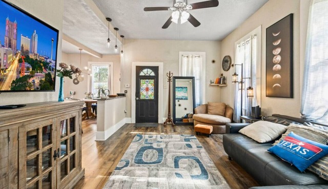 Group Getaway Backyard Theater Close to River Walk