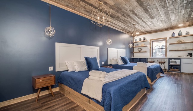 Group Getaway | Downtown | Riverfront Stay