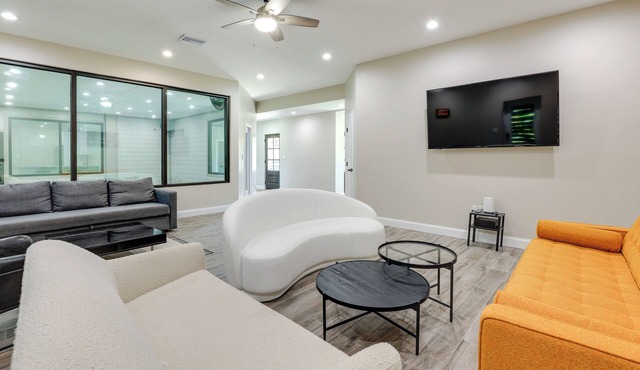 Group Getaway in Jupiter: Indoor Pool & Backyard