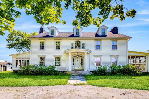 Group Getaway on Working Farm! Near Saratoga